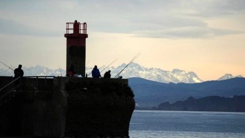 Rescatan a 374 pescadores varados en un témpano de hielo en Rusia