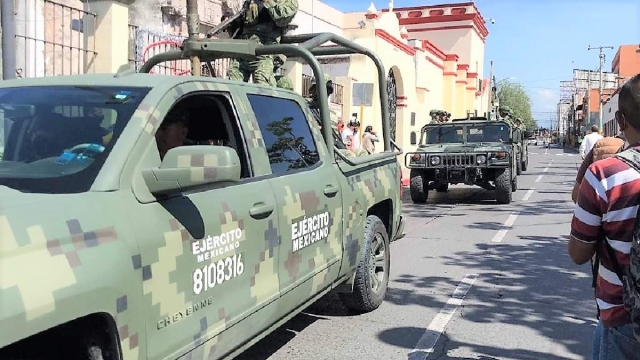 Unidades de seguridad federales desfilaron durante la puesta en marcha del operativo.