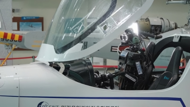 Robot humanoide revoluciona la pilotación aérea
