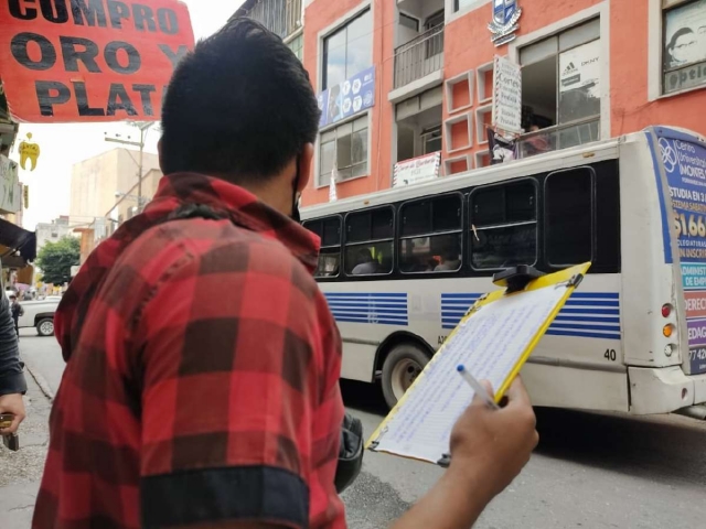 Es checador de rutas y auxiliar en una funeraria