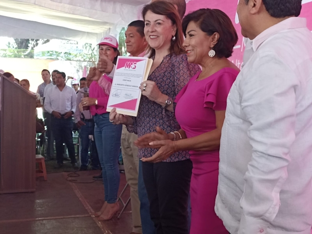 Entrega MAS constancia como su candidata a gobernadora a Margarita González Saravia
