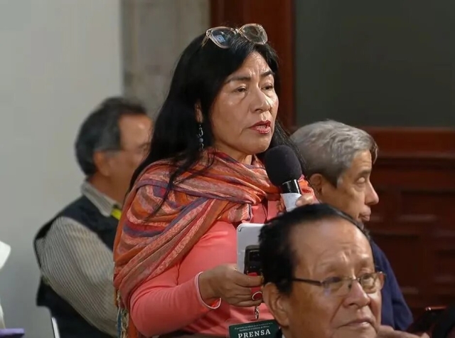 Periodista acusa a AMLO de polarizar el país y censurarla en conferencia