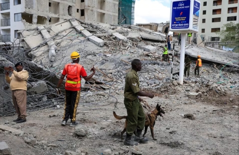 Edificio en construcci&oacute;n colapsa en Nairobi; se desconoce el n&uacute;mero de v&iacute;ctimas