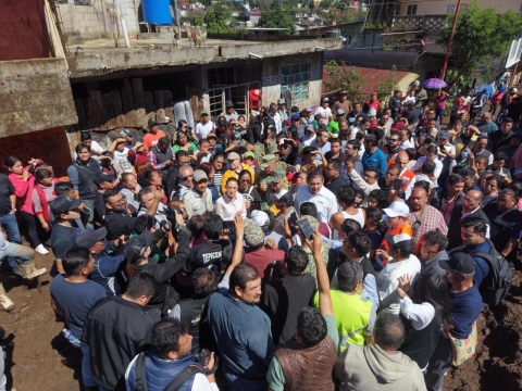 Recorre presidenta Claudia Sheinbaum a pie algunos de los municipios más afectados por recientes lluvias en Puebla y Veracruz