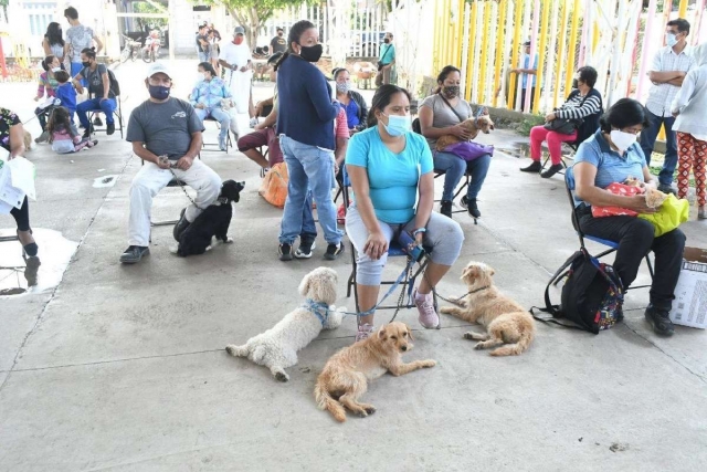 Decenas de ciudadanos acudieron para recibir los servicios.