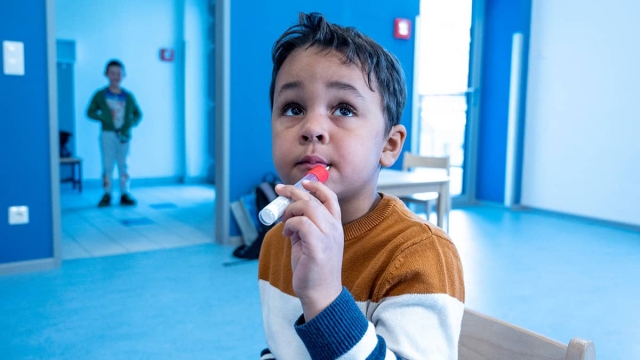 Prueban test COVID-19 para niños en forma de paleta en Austria.