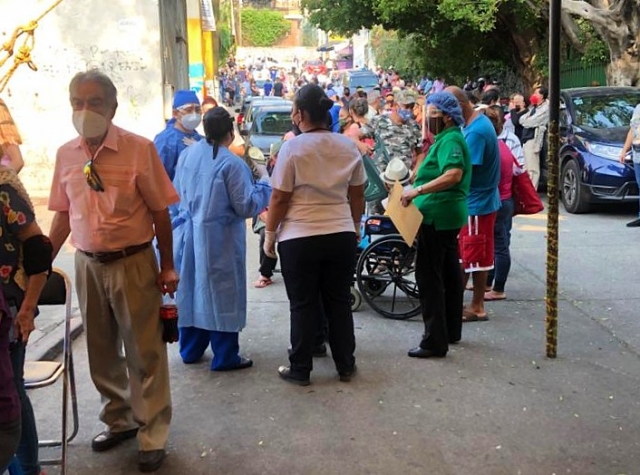 Aplicación de segunda dosis de vacuna anticovid a adultos mayores en Temixco