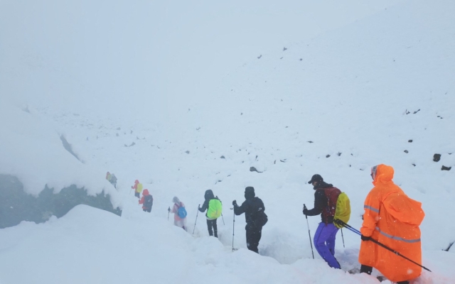 Cientos de excursionistas rescatados por intensas nevadas en Everest