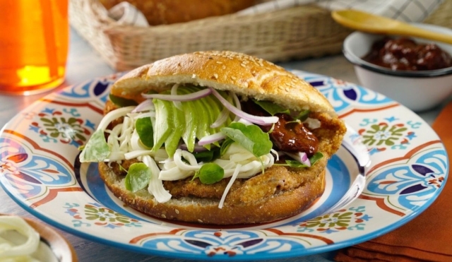 ¿Cómo preparar en casa una cemita poblana con todo y su pan tradicional?