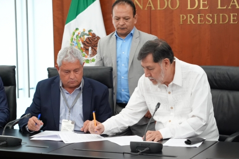 Fernández Noroña recibe disculpa de ciudadano que lo agredió en el AICM