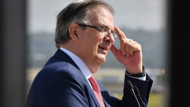 Hijo de Marcelo Ebrard vivi&oacute; seis meses en embajada en Londres