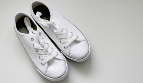 Cómo lavar tenis blancos de tela en lavadora sin dañarlos