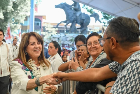 Ante m&aacute;s de ocho mil personas en el z&oacute;calo de Cuernavaca, la gobernadora ofreci&oacute; un recuento general sobre el primer a&ntilde;o de administraci&oacute;n, con resultados en los diferentes rubros sociales. 