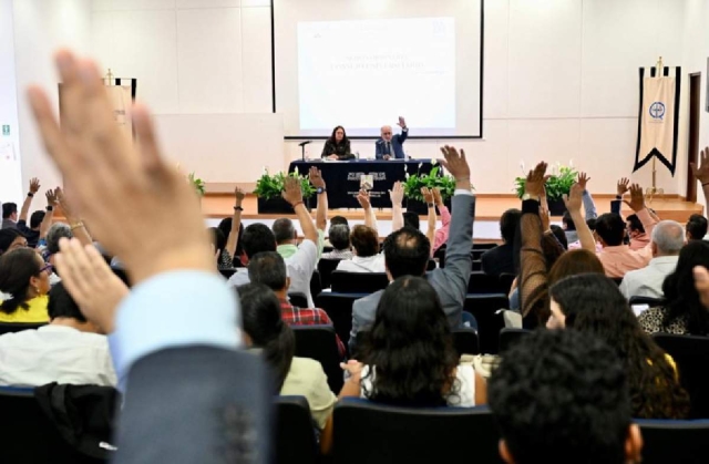 La sesión se realizó en el auditorio del Centro de Investigaciones Químicas (CIQ).