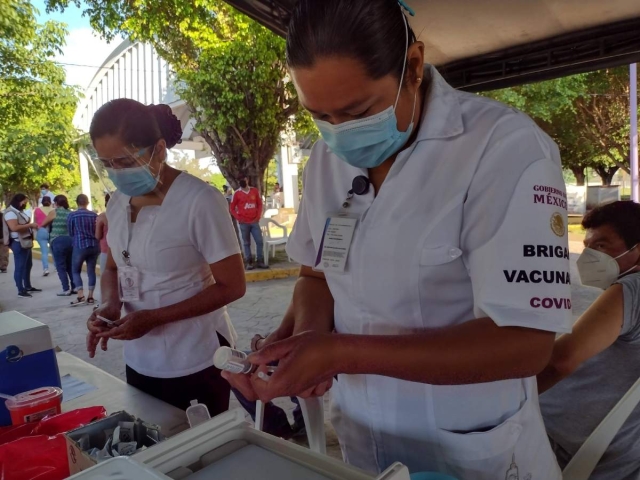 Este lunes inició la campaña de vacunación en el hospital de Tetecala.