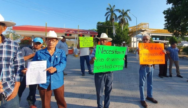 Los ejidatarios exigen caminos para no quedar incomunicados.