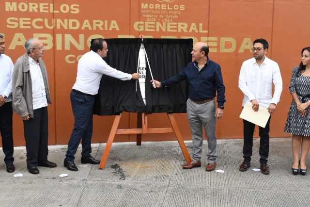 El gobernador y el alcalde develaron la placa conmemorativa.