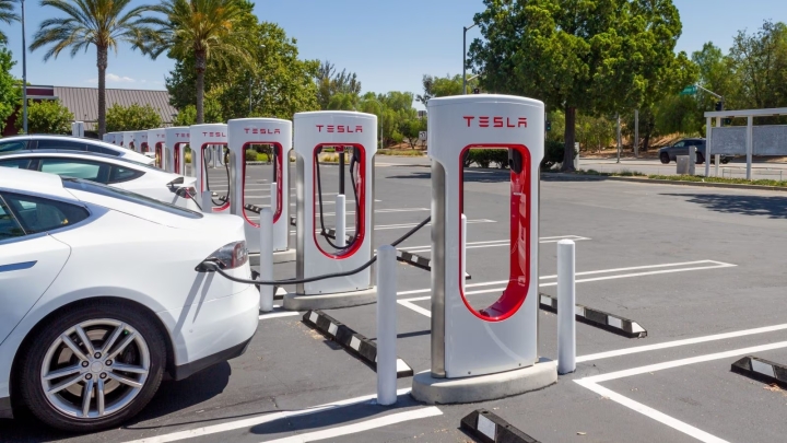 Tesla revoluciona carga de vehículos eléctricos con nueva tarifa de congestión