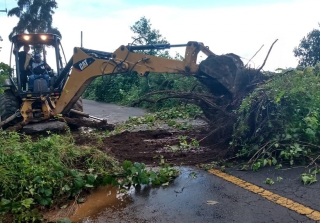 Limpia maquinaria de Sedagro importantes vialidades de Hueyapan