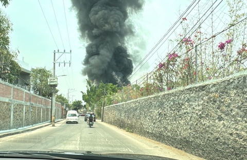 Denuncian vecinos incendio en exmina de tezontle