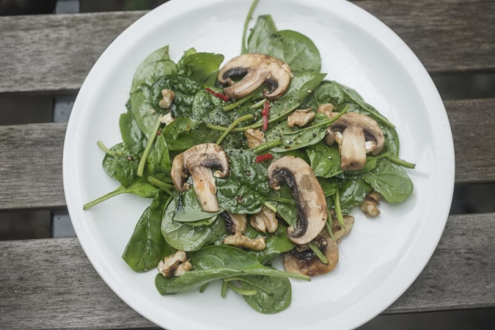 Ensalada de champiñones con espinacas, una opción saludable y rápida para la noche