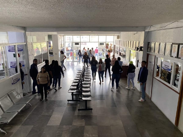 Trabajadores municipales y ciudadanos que estaban realizando algún trámite fueron evacuados de todas las oficinas públicas.