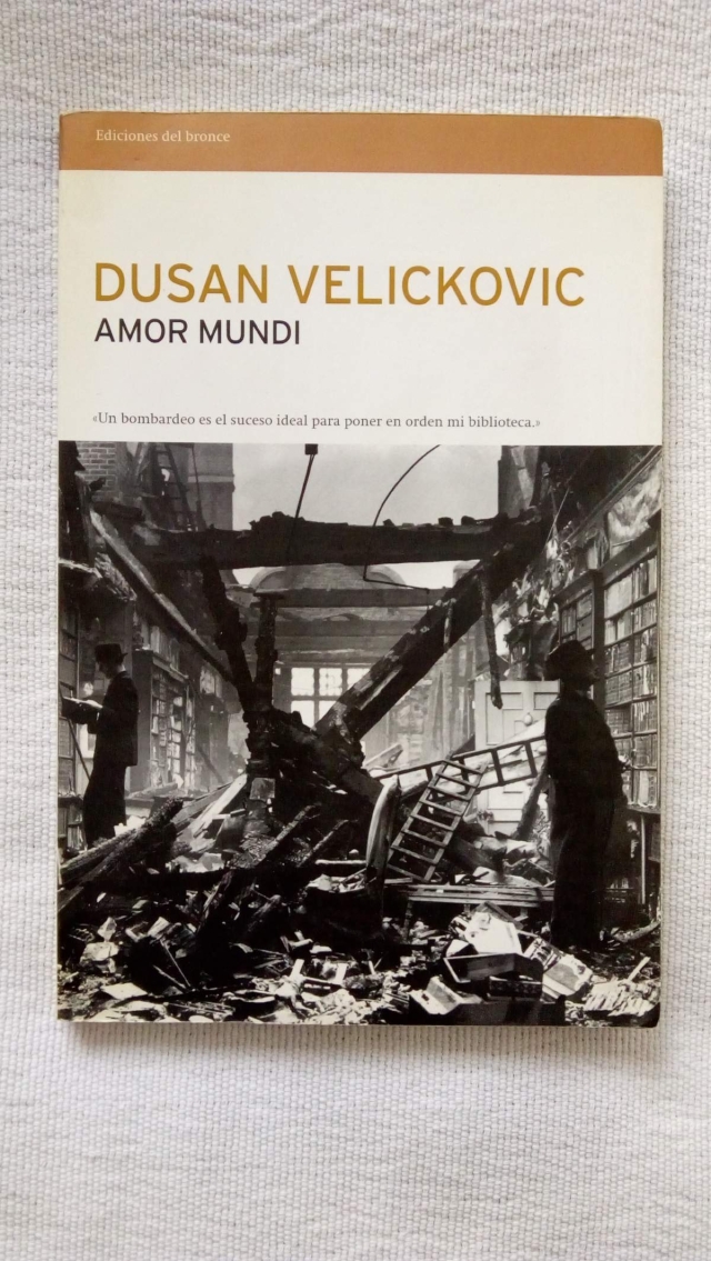 En la cubierta de la obra se lee una frase de Veličković: «Un bombardeo es el suceso ideal para poner en orden mi biblioteca».  