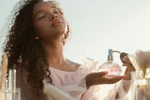 Aplicar perfume en el cuello podr&iacute;a afectar tu salud: especialistas explican los riesgos