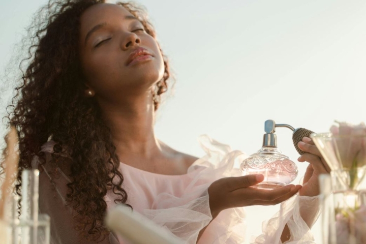Aplicar perfume en el cuello podr&iacute;a afectar tu salud: especialistas explican los riesgos