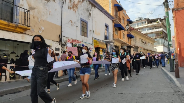 Marchan mujeres contra violencia