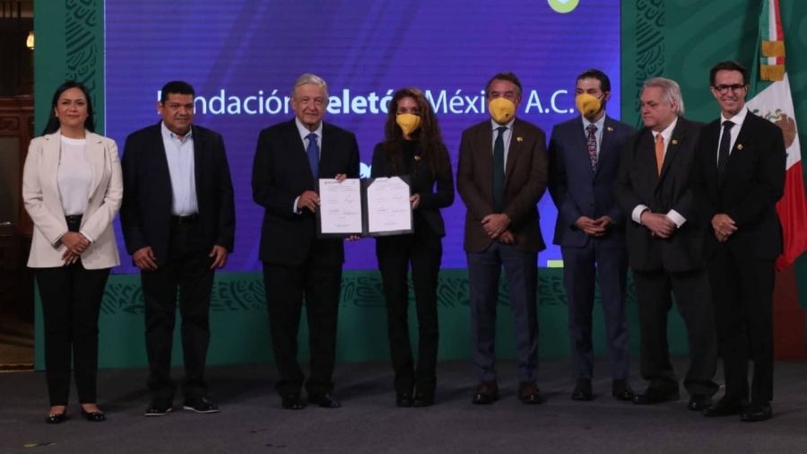 AMLO firma convenio con Teletón.