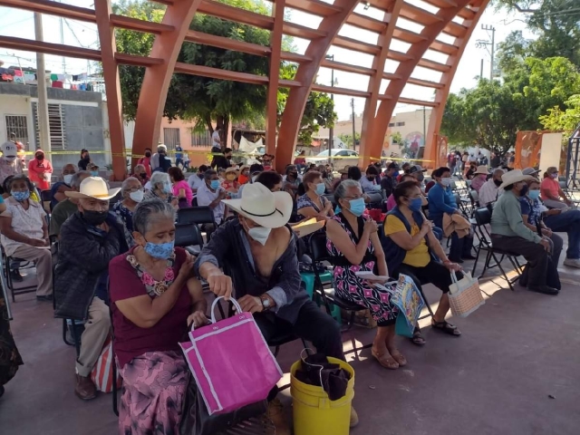 Buena demanda tuvo la vacunación contra la covid-19 por parte adultos mayores en su primera jornada, este miércoles,  en Jojutla.