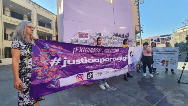 Giovanna Plata Rodríguez y acompañantes realizaron un bloqueo en la calle Francisco Leyva, frente a la sede del TSJ. 