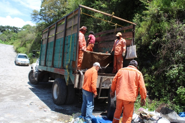 Intensifica ayuntamiento descacharrización en colonias de Cuernavaca por lluvias