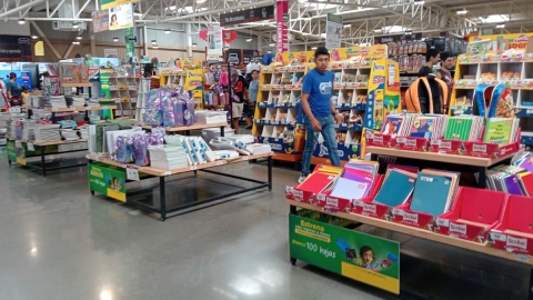 Los padres de familia aceleraron en las últimas horas la compra de útiles escolares para el regreso a clases. 