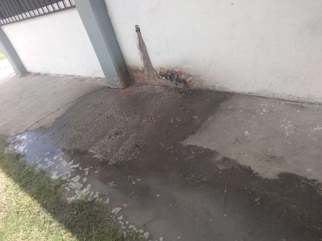 La descarga de aguas jabonosas es una de las prácticas más comunes ante la falta de drenaje sanitario en el municipio.