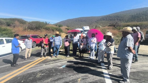   Esta vez el bloqueo dur&oacute; alrededor de cuatro horas; fue retirado con el compromiso de reunirse con las autoridades estatales y federales.