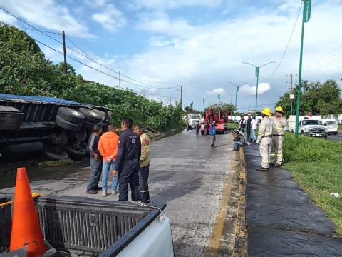 El camión quedó a orillas de la carretera.