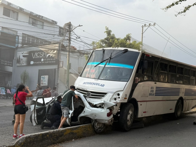 Ruta 'Interescolar' se queda sin frenos sobre avenida Gobernadores; impacta a varios veh&iacute;culos