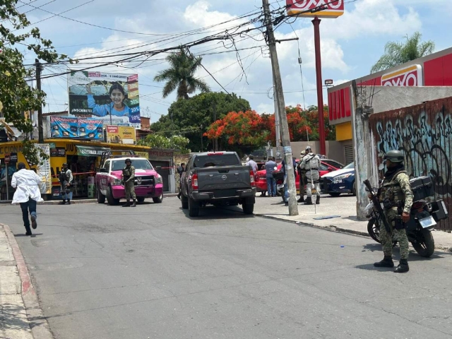 La víctima quedó tendida junto a su auto.