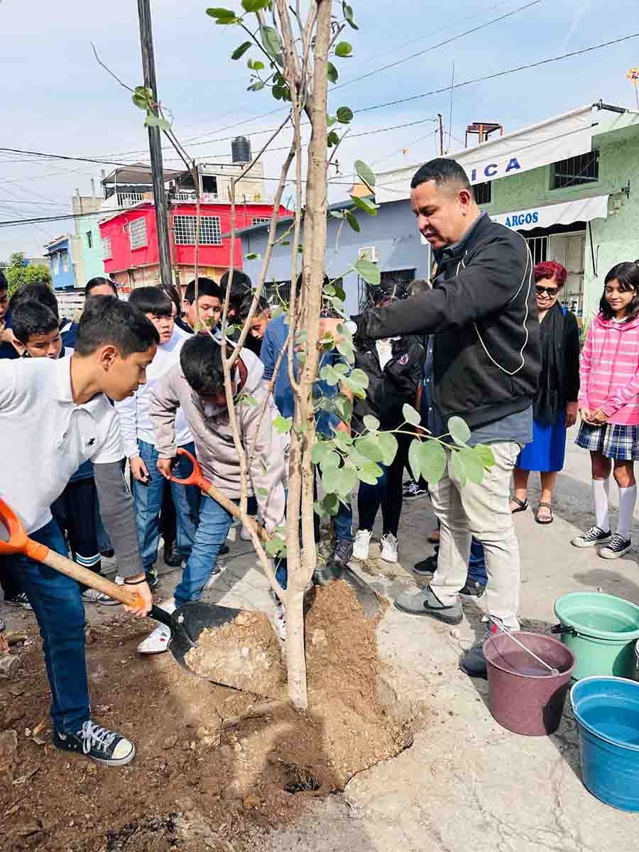  En la siembra del viernes participaron alumnos de la primaria.