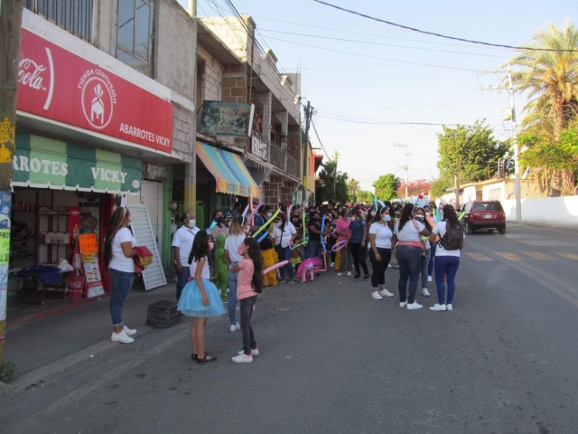 Ya con el semáforo verde, ayer se realizó en Tlaquiltenango el desfile de primavera con niños de educación inicial. Ese municipio tuvo el mayor número de contagios esta semana.