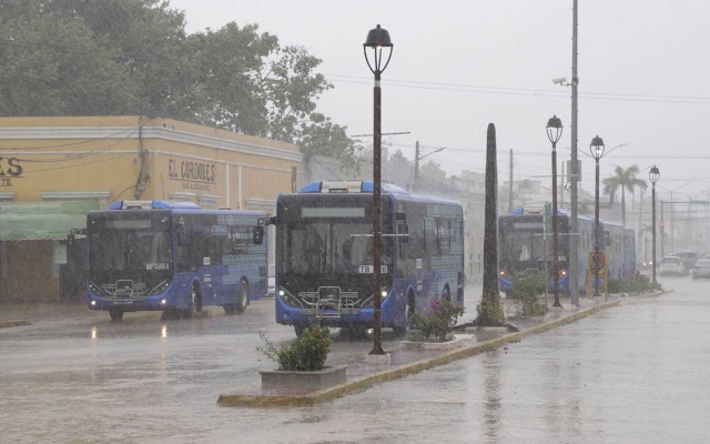 Huracán Rafael y dos frentes fríos provocarán lluvias en varios estados