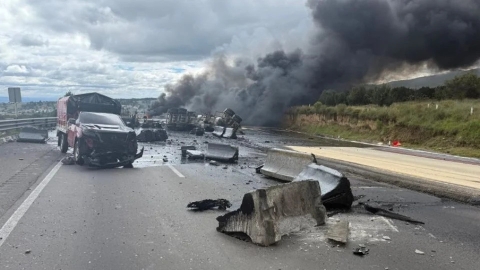 Pipa de combustible se vuelca e incendia en carretera México-Puebla
