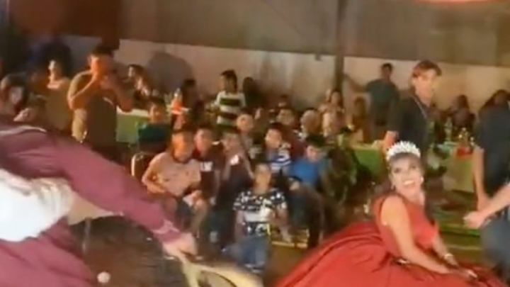 Chambelanes le bailan sexy a quinceañera y su papá enfurece