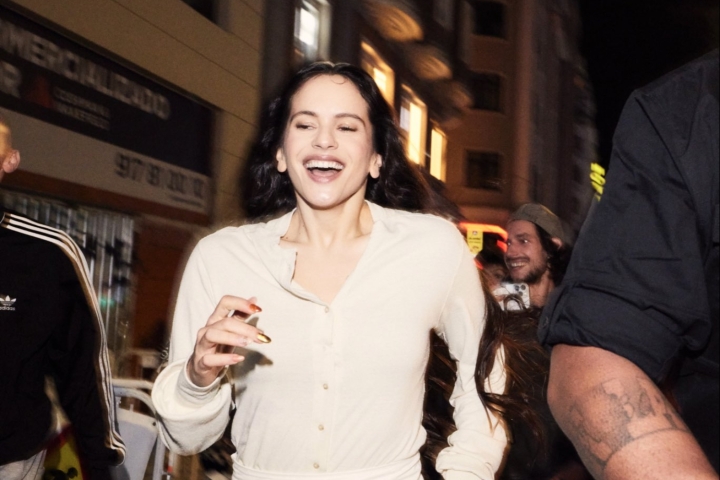 Rosalía podría enfrentar multa de miles de euros tras multitudinaria presentación de &#039;Lux&#039; en Madrid