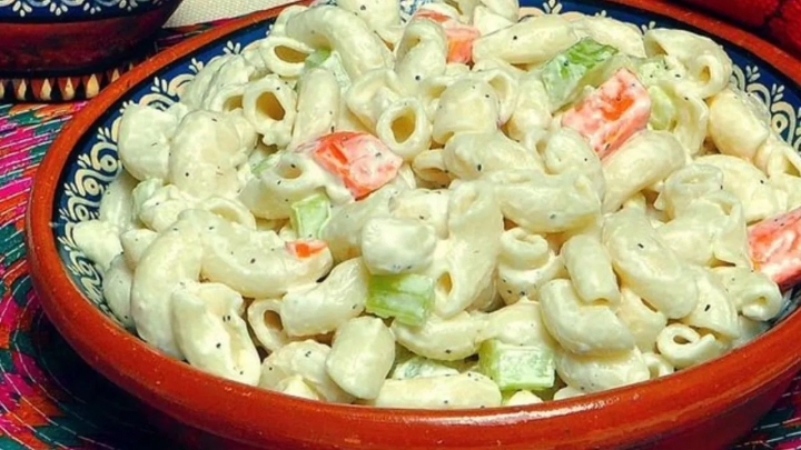 Ensalada de codito con surimi para refrescarte en esta temporada
