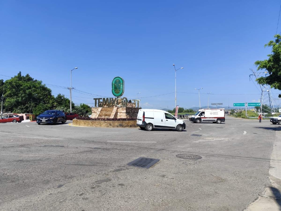 Choferes de la Ruta 17 bloquearon el paso a unidades de la 14 en el bulevar ayer por la mañana. 