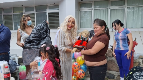Entregan integrantes del comité organizador de Marcha de la Diversidad juguetes en hospitales