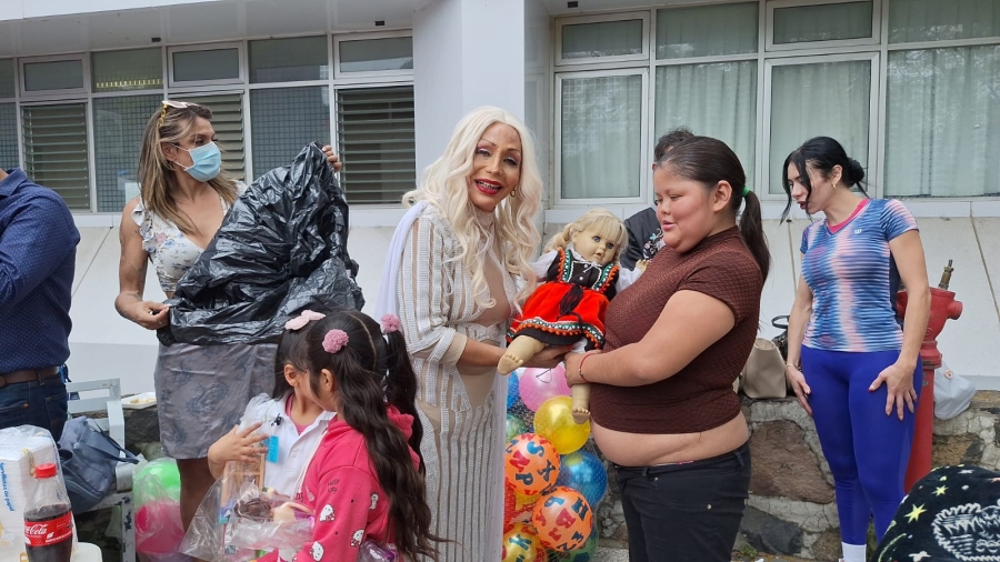 Entregan integrantes del comité organizador de Marcha de la Diversidad juguetes en hospitales